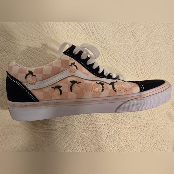 NIB Vans Old Skool Skater Sneaker With Embroidered Peaches Design - Picture 12 of 13